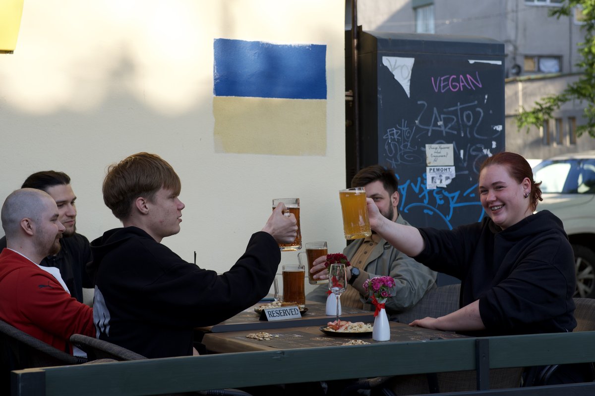 Компанія піднімає келихи у Wave Beer